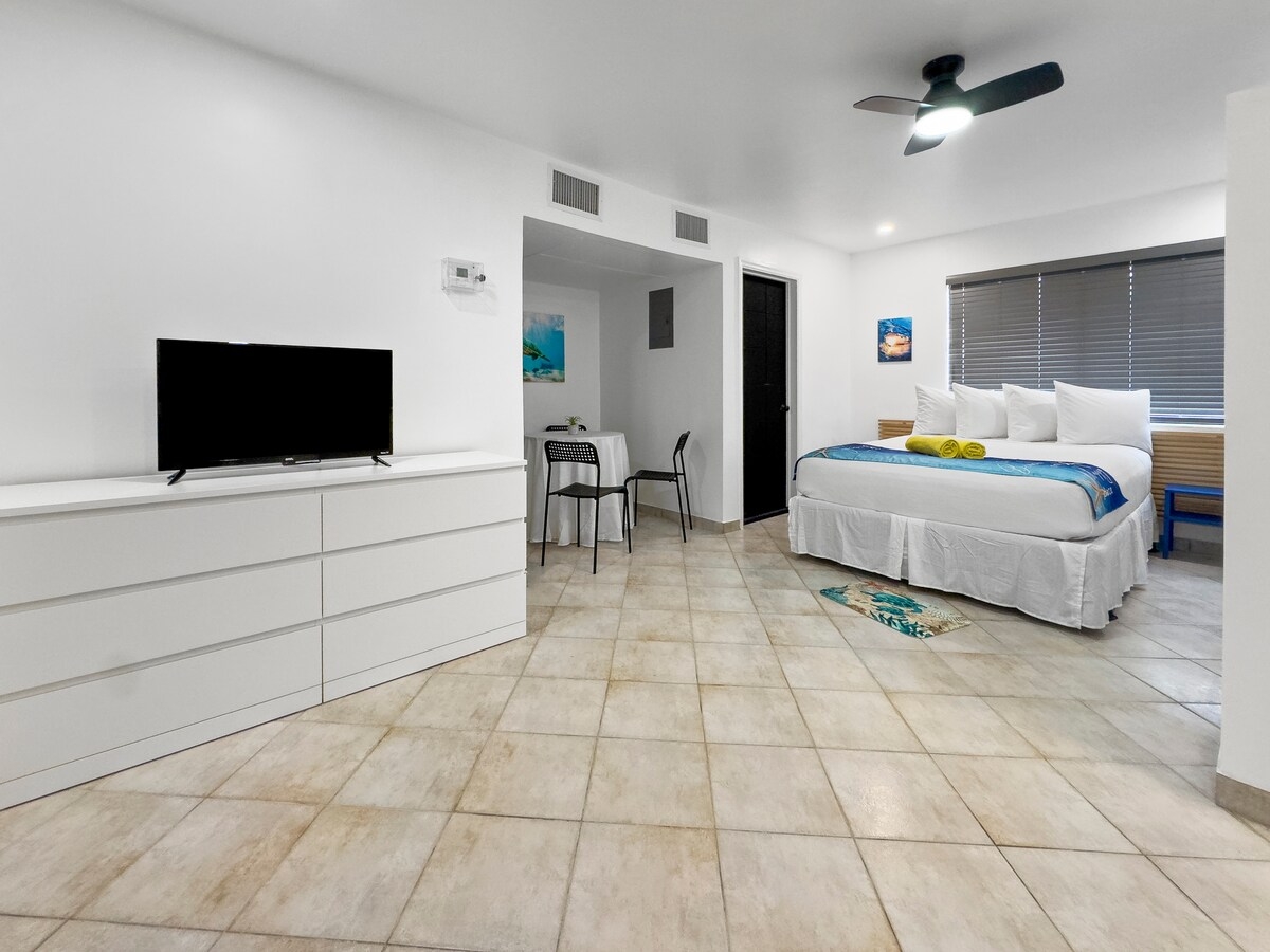QUEEN STUDIO + KITCHEN | CLEAN & BRIGHT 1 Hollywood Sunrise Hotel