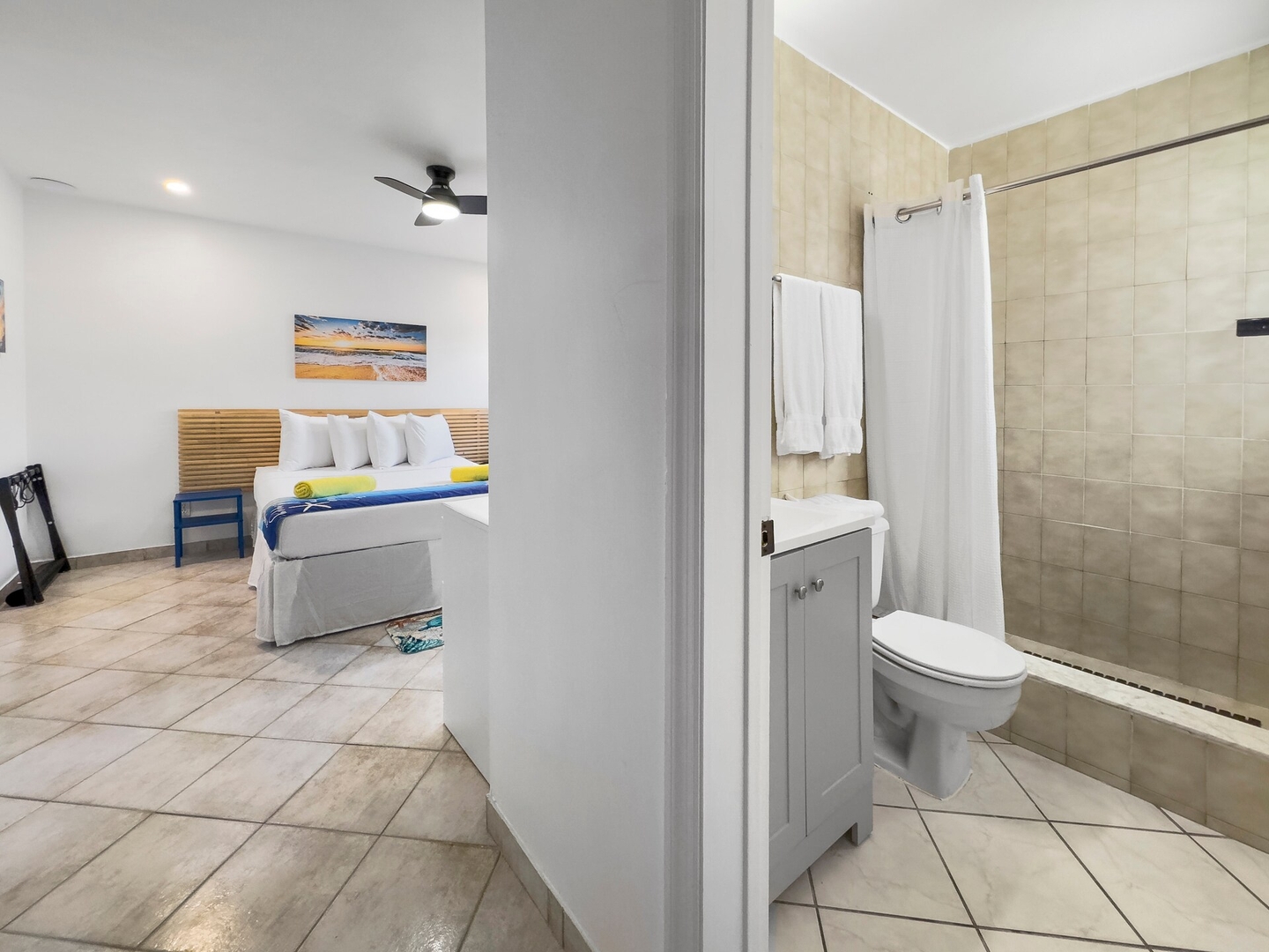 MODERN QUEEN STUDIO + KITCHENETTE | WI-FI 3 Hollywood Sunrise Hotel