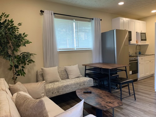 Cozy Little 2 Bed Hideaway |Private Entry| Garage
