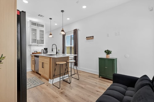Upscale 2BR Getaway | Minutes to NRG & TMC gallery image 5