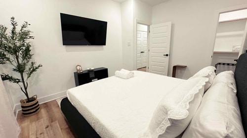 Upscale 2BR Getaway | Minutes to NRG & TMC gallery image 3