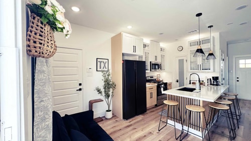Upscale 2BR Getaway | Minutes to NRG & TMC gallery image 2