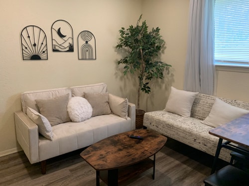 Cozy Little 2 Bed Hideaway |Private Entry| Garage gallery image 5