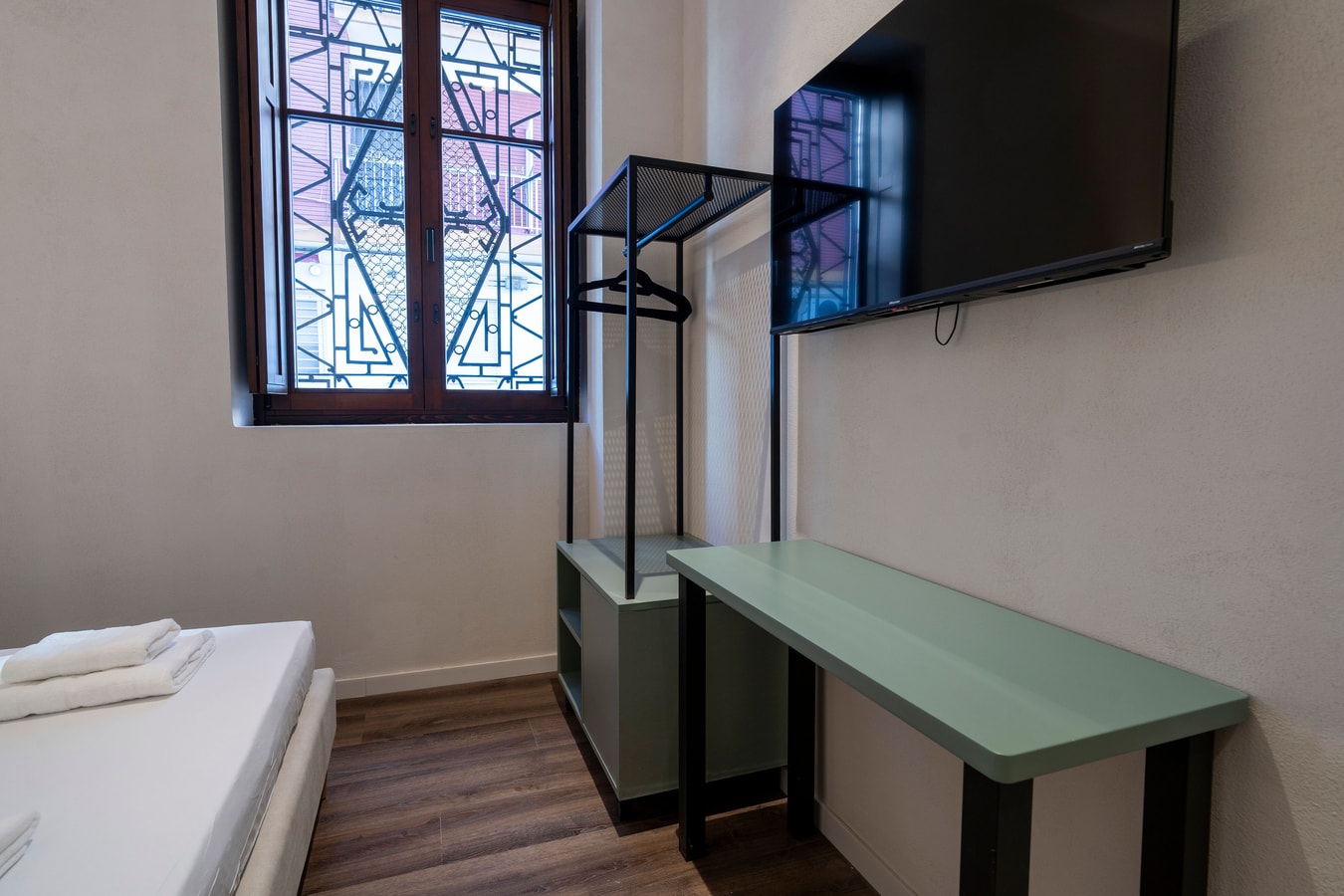 VLC HOST - Reina 168 3 (No Kitchen) 12 VLC Host