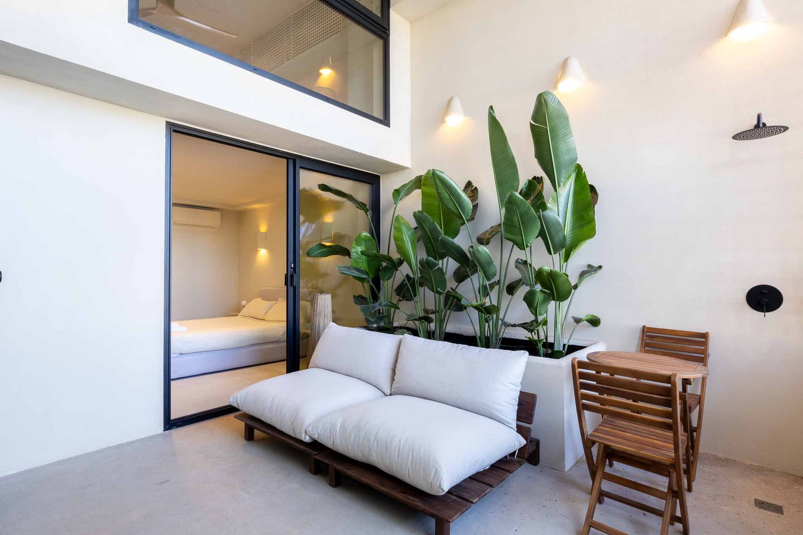 VLC Host - Reina 166 B 33 VLC Host