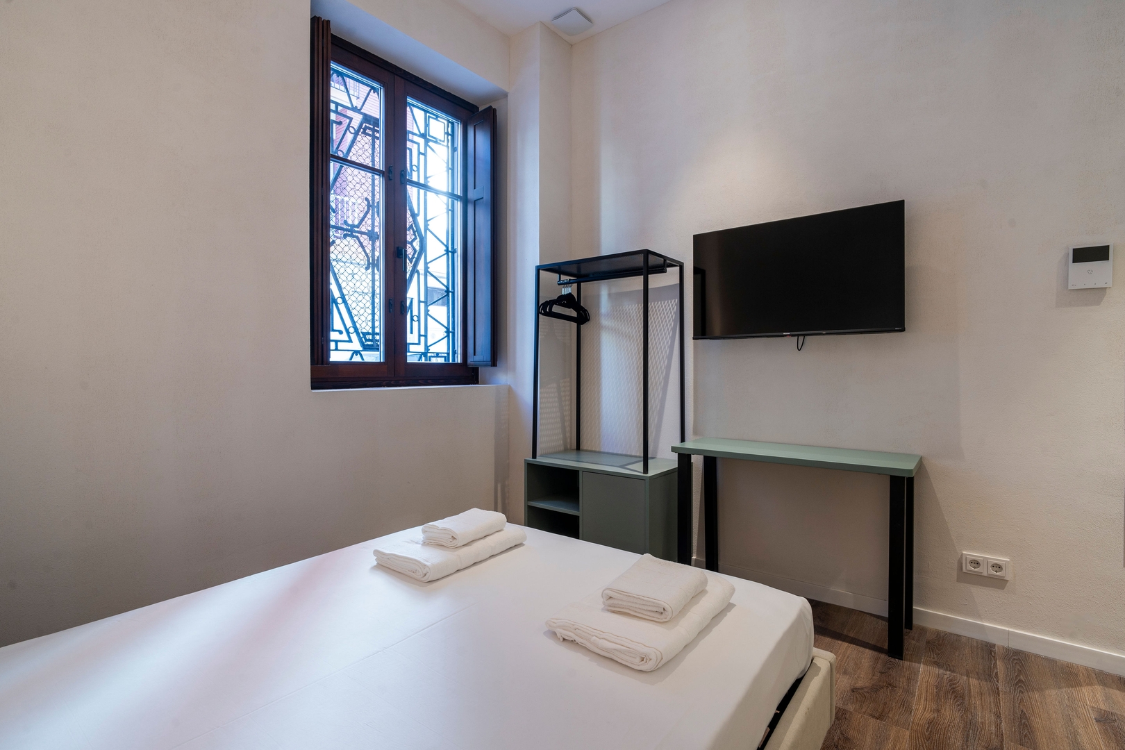 VLC HOST - Reina 168 3 (No Kitchen) 6 VLC Host