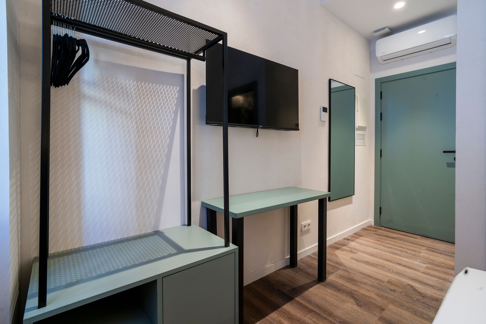 VLC HOST - Reina 168 3 (No Kitchen) 12 VLC Host