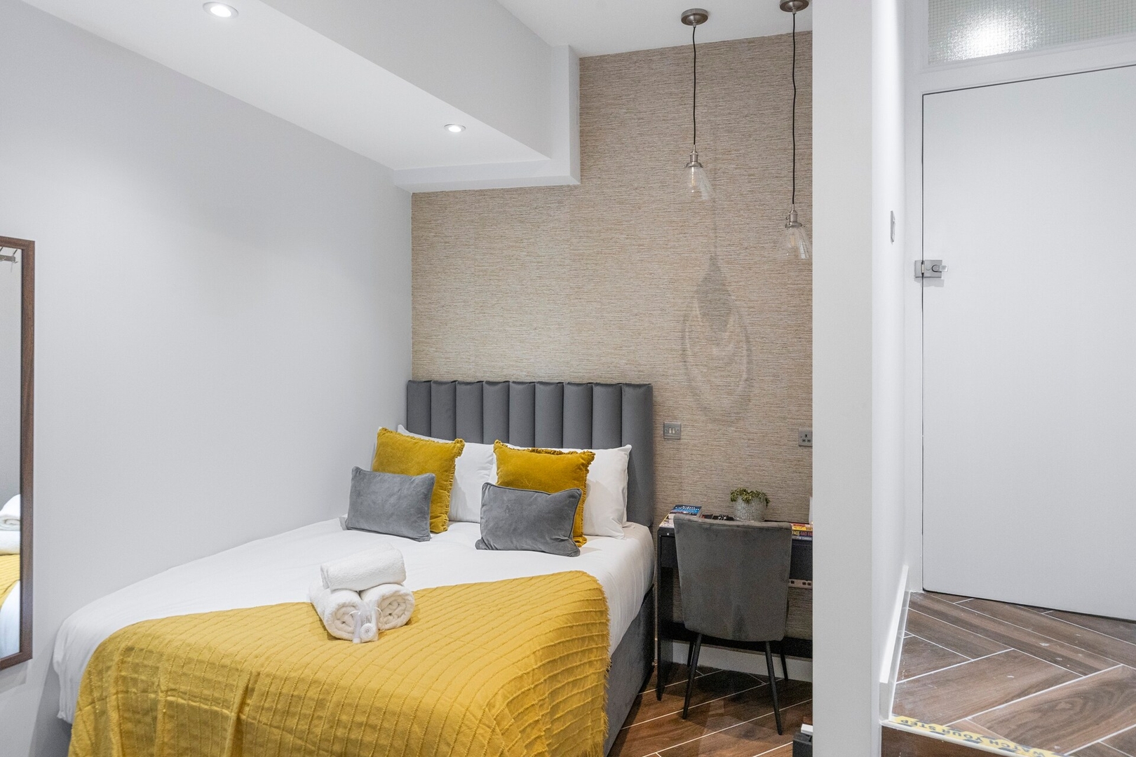 Compact Comfort: Your London Basecamp - East Croydon