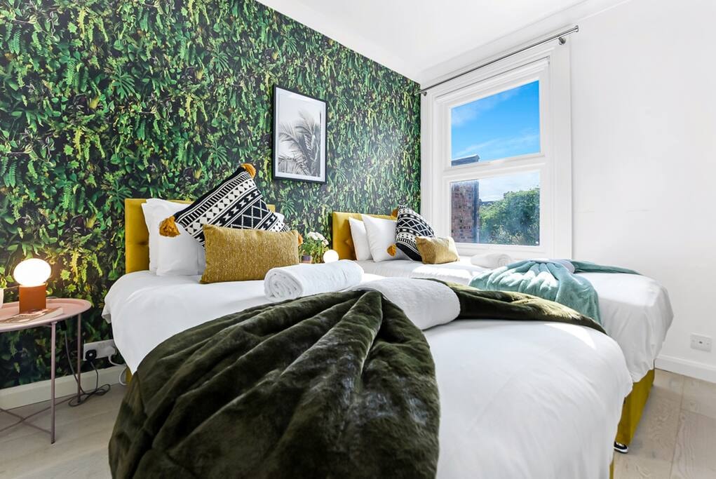 Earth Tones & Greenery: 4BR Flat Sleeps 8 Flataway