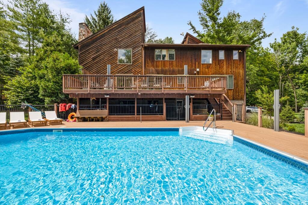 Upper Saddle River Resort w Pool, Hot Tub & Lake Flataway