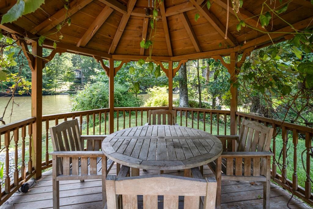 Upper Saddle River Resort w Pool, Hot Tub & Lake Flataway