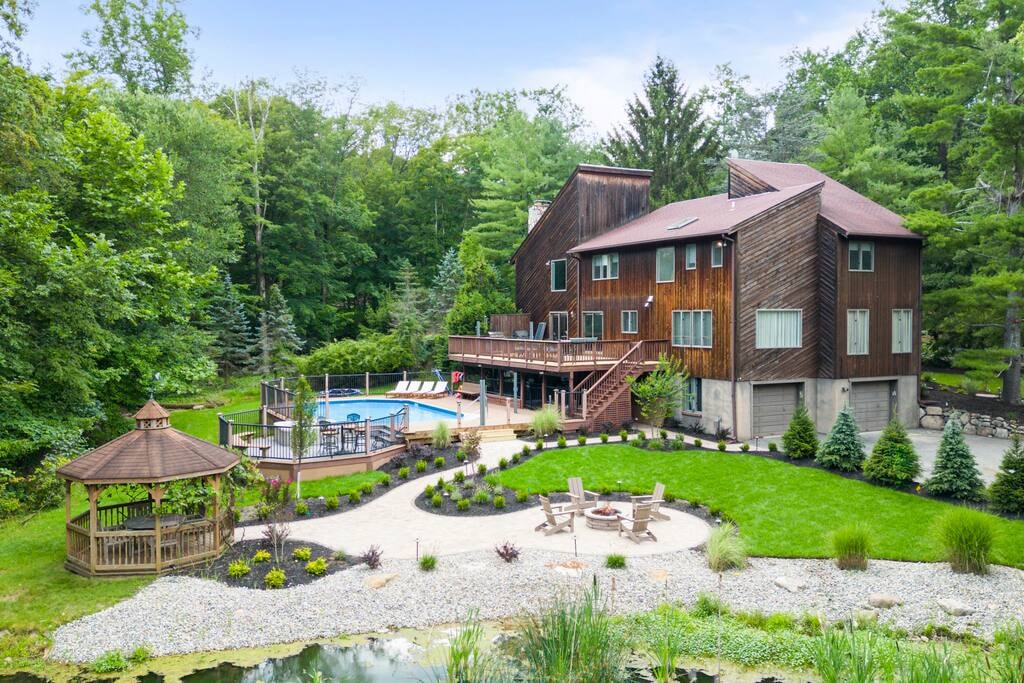 Upper Saddle River Resort w Pool, Hot Tub & Lake Flataway