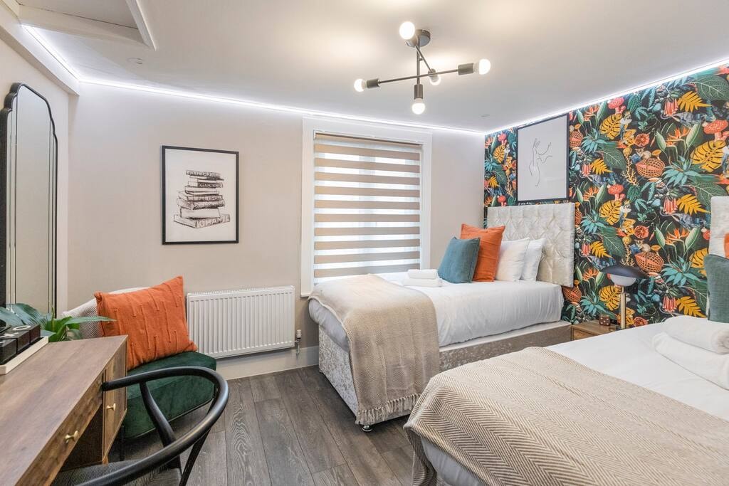 Modern London 3-Bedroom Flat with Jacuzzi Tub Flataway