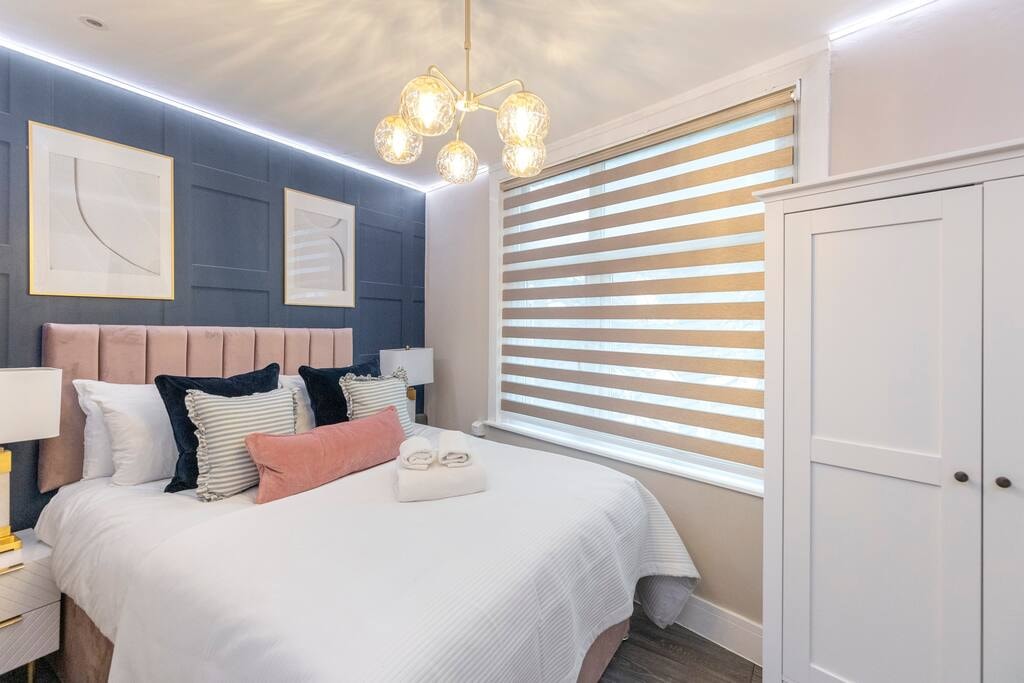 Modern London 3-Bedroom Flat with Jacuzzi Tub Flataway