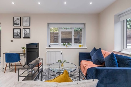 Tranquil Retreat in Hendon: Comfort & Style Await 1 Flataway