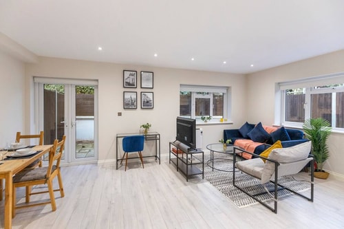 Tranquil Retreat in Hendon: Comfort & Style Await 3 Flataway