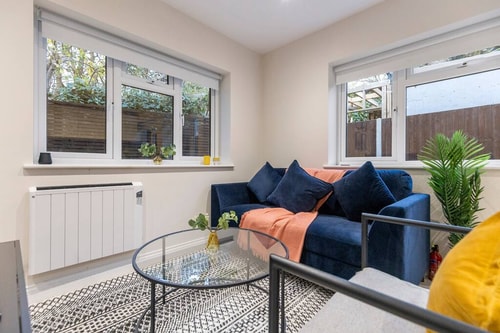 Tranquil Retreat in Hendon: Comfort & Style Await 10 Flataway