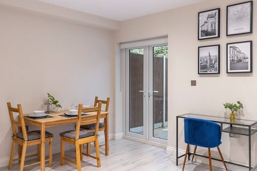 Tranquil Retreat in Hendon: Comfort & Style Await 12 Flataway