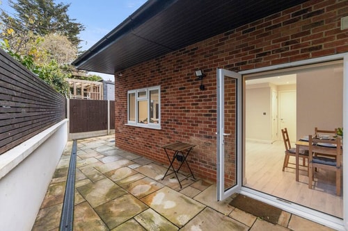 Tranquil Retreat in Hendon: Comfort & Style Await 28 Flataway