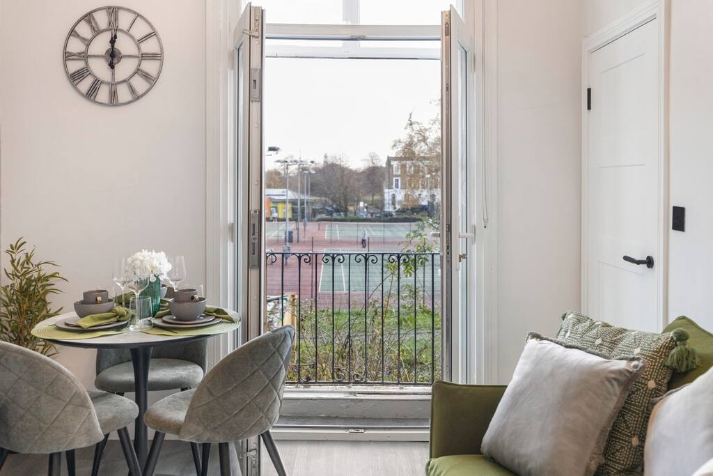 Green Bliss in the City: Comfortable 1-Bed Retreat Flataway