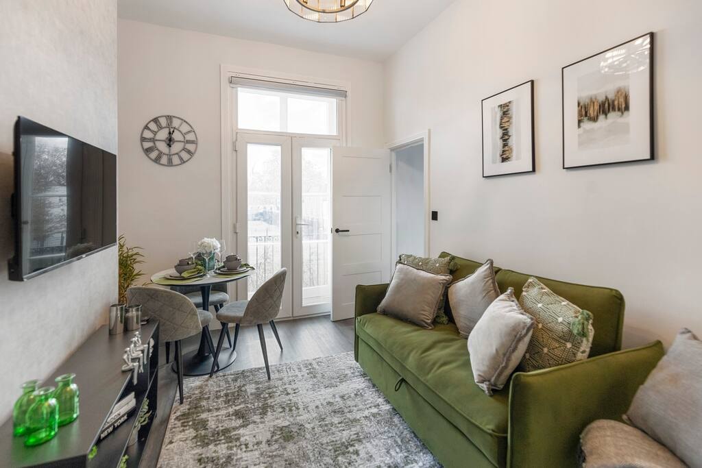 Green Bliss in the City: Comfortable 1-Bed Retreat Flataway