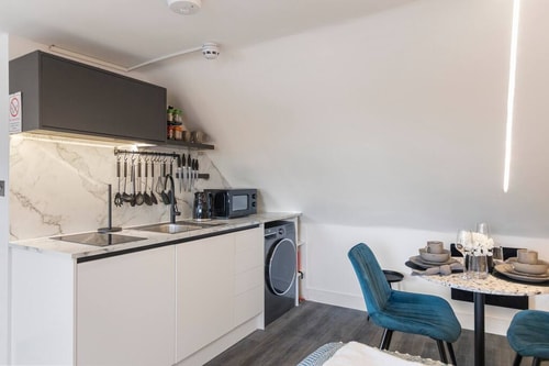 Turquoise Serenity Studio in London 2 Flataway