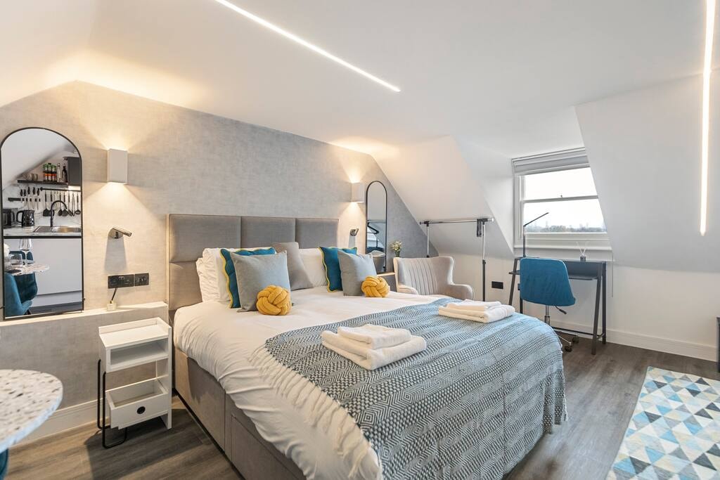 Turquoise Serenity Studio in London Flataway