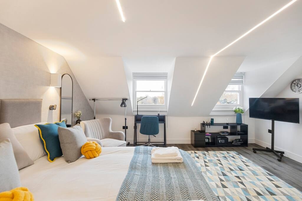 Turquoise Serenity Studio in London Flataway