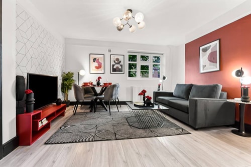 Modern Comfort: Stylish 2BR Haven for 5 0 Flataway