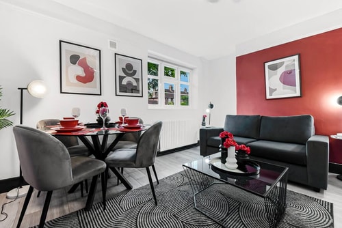 Modern Comfort: Stylish 2BR Haven for 5 5 Flataway