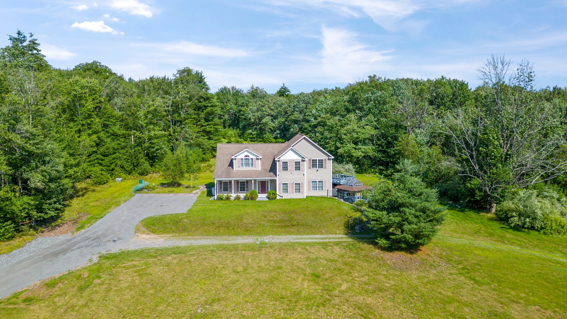 Spacious Backyard And Spa Area With Jacuzzi - Stunning Tranquil Retreat - Hudson Valley, NY