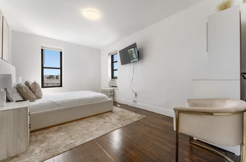 Urban Refuge: Bay Ridge Warm Studio Escape 2 Bay Ridge Hotel