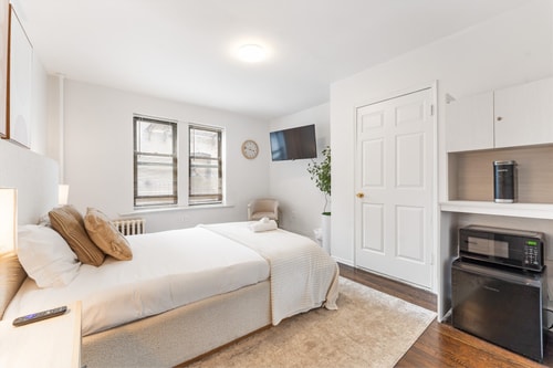 Serene City Getaway: Bay Ridge Haven 1 Bay Ridge Hotel