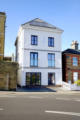 J House-Sleeps 12-4 Bath-Roof Terrace-Cowes Centre