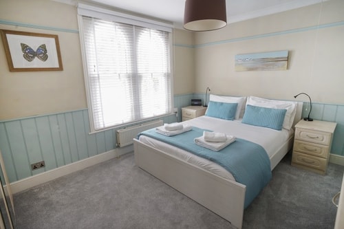 Nutcroft-Dog Friendly-Parking-Cowes-Sleeps 4