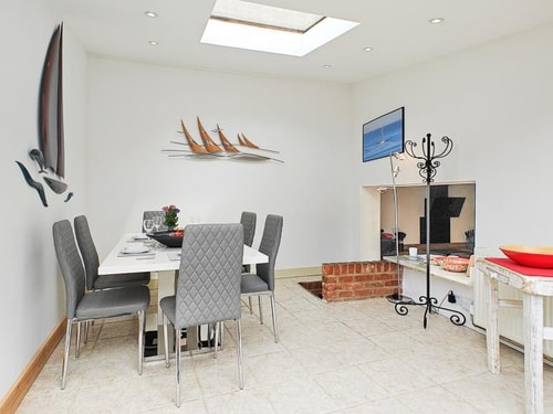 43 Sunhill-3 Bath-Central Cowes-Sleeps 8