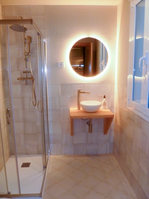 ROOM 4i.001 Quadruple Interior Economy Basement -1 5 OLBLANC