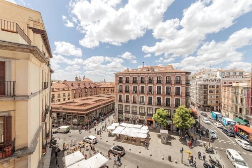 Regio Esquinazo / Calle Mayor y Cava de San Miguel 35 Batuecas