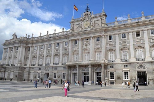 Poesía Urbana: Reflejos de Imaginación en Malasaña 18 Batuecas