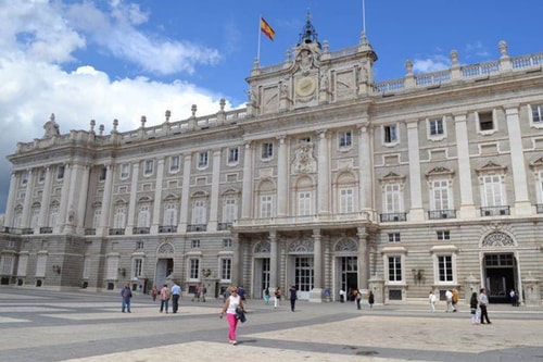 Poesía Urbana: Reflejos de Imaginación en Malasaña 18 Batuecas