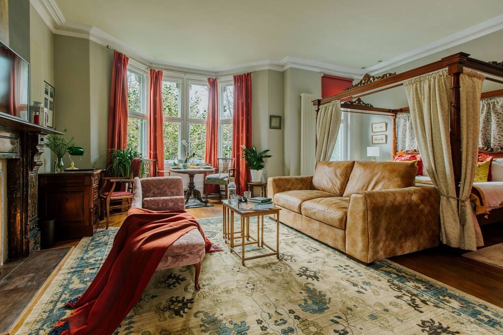 Victorian Apartment w/Parking at 82 Cathedral Road Flataway