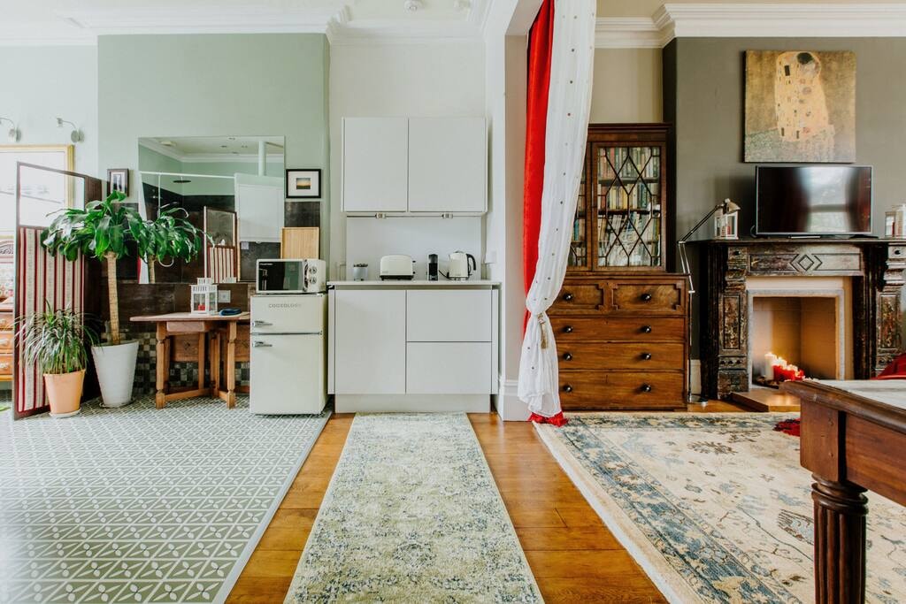 Victorian Apartment w/Parking at 82 Cathedral Road Flataway