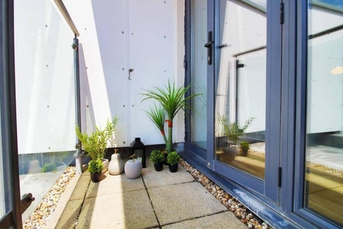 High Street Hideout:2BR Flat Steps from Everything 30 Flataway