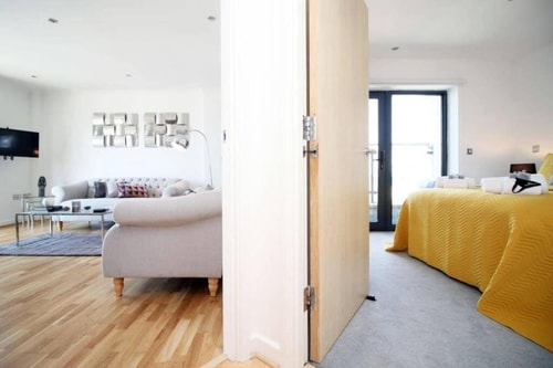 High Street Hideout:2BR Flat Steps from Everything 12 Flataway