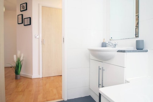 High Street Hideout:2BR Flat Steps from Everything 23 Flataway