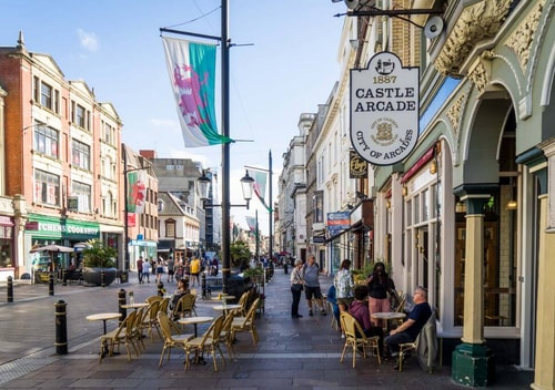 High Street Hideout:2BR Flat Steps from Everything 38 Flataway