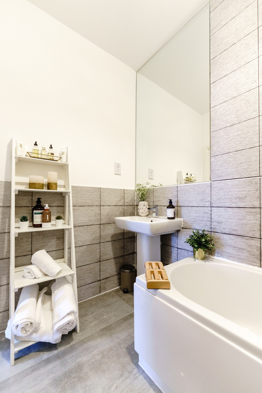 The Riverside Haven – City Centre + Parking in Bathstone Mews NP19 0PY - Property image 85 - VivreStays