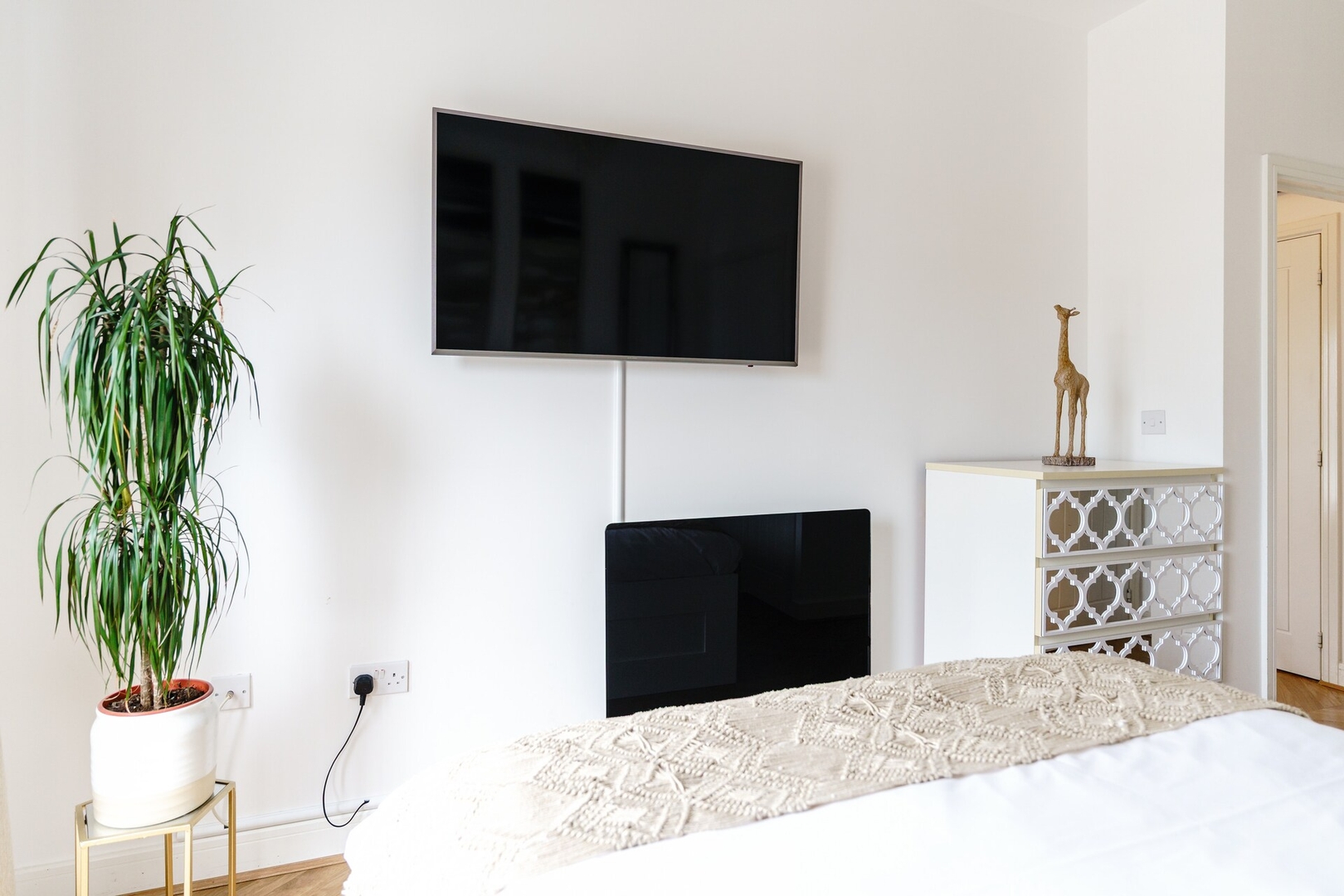 The Riverside Haven – City Centre + Parking in Bathstone Mews NP19 0PY - Property image 80 - VivreStays