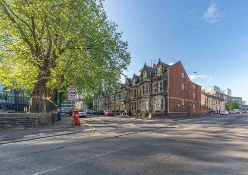 Elegant Two-Bedroom Flat near Cardiff Attractions 24 Flataway