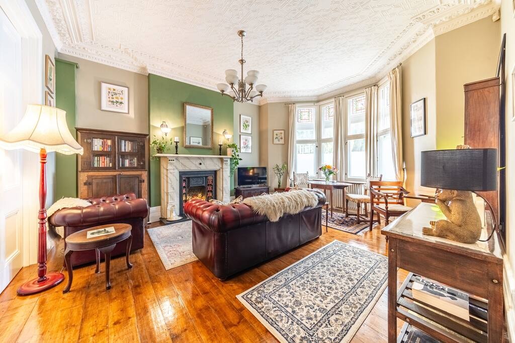 Historic Elegance: Luxury , Central & w/Parking Flataway